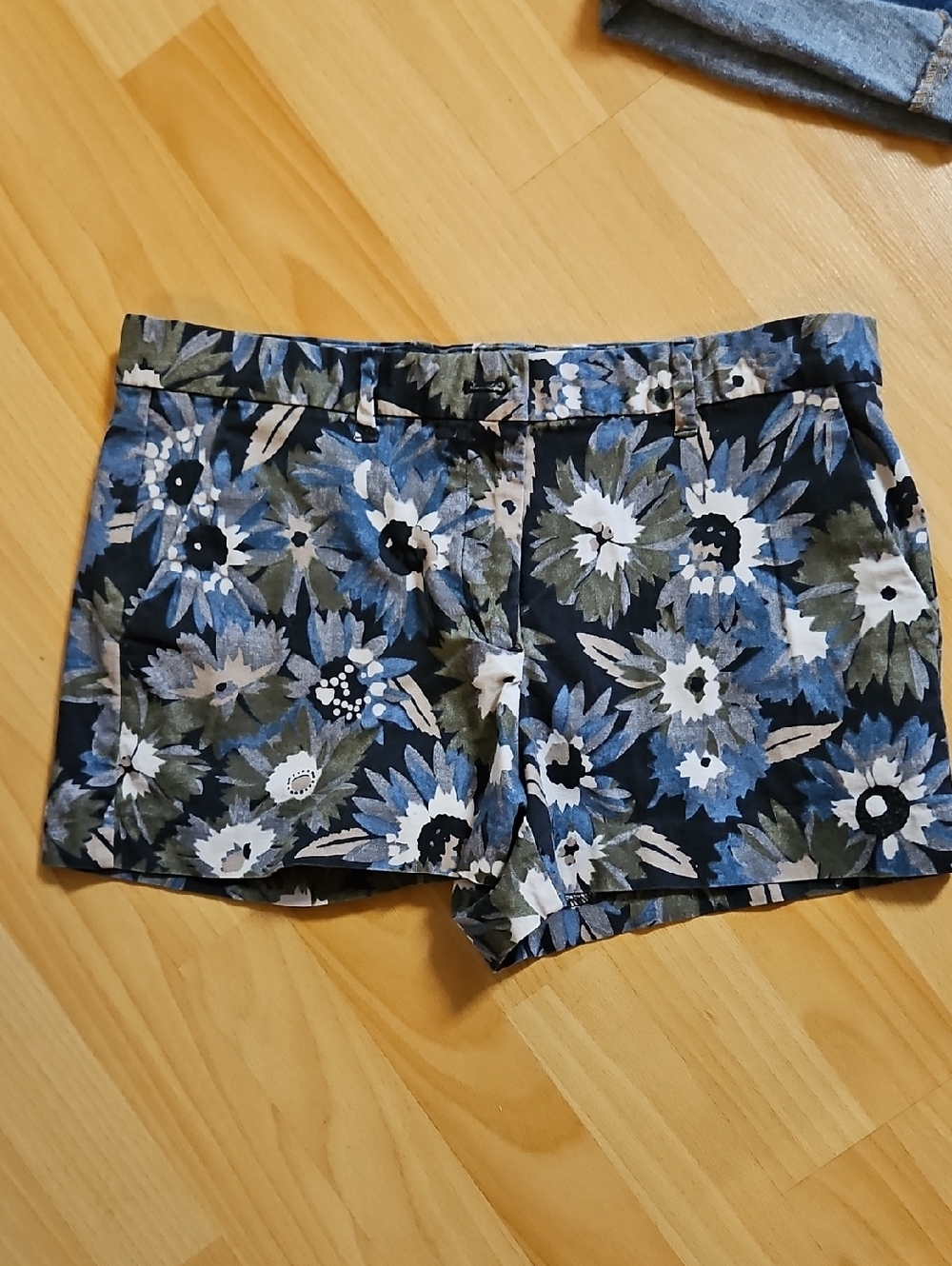 4/$10 GAP Floral Print Women's Shorts in Navy and Olive